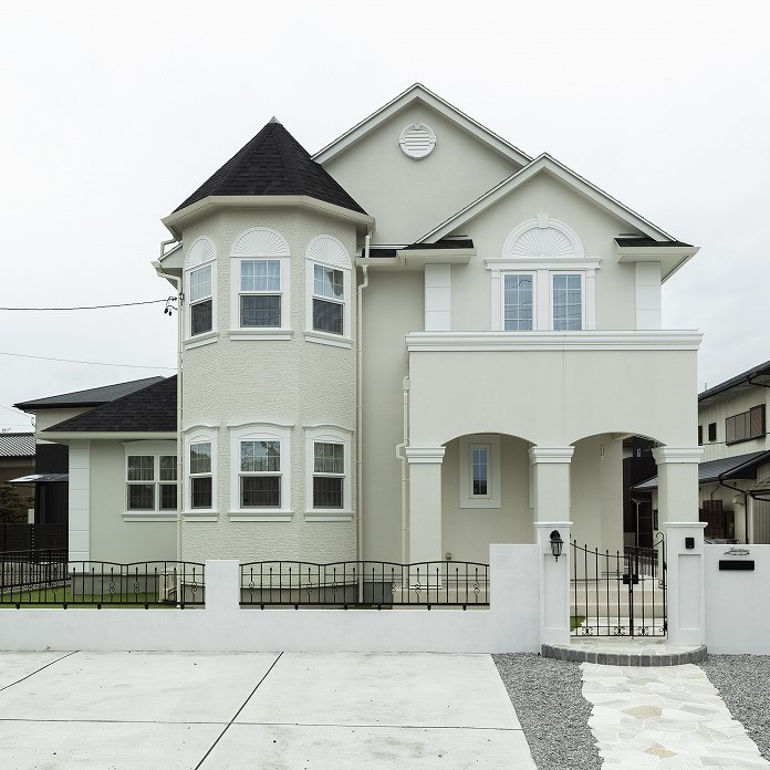 ホワイトの気品あるクイーンアンハウス（5LDK・38坪）