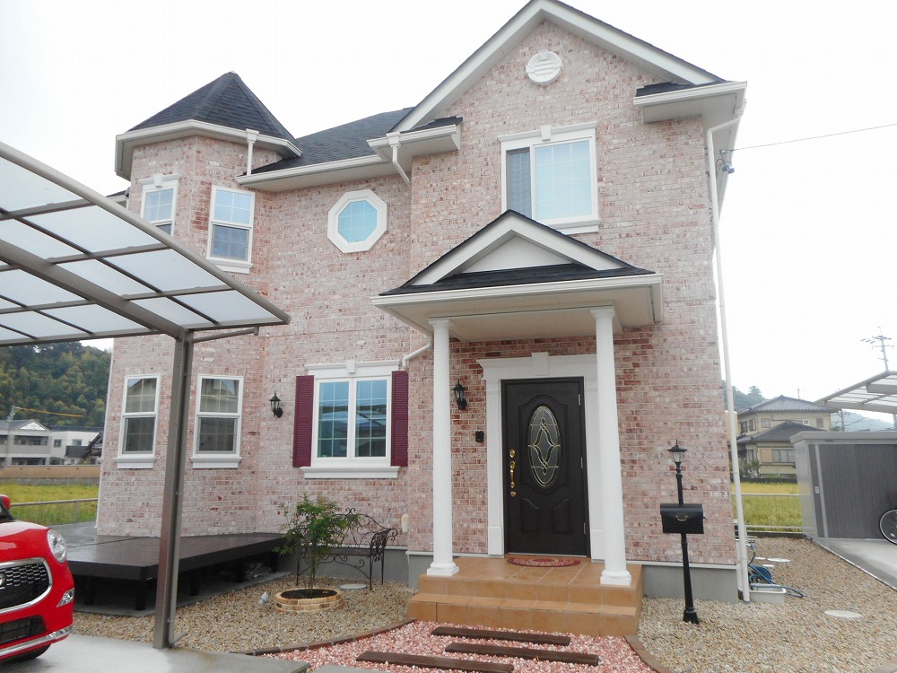 ピンクレンガがファンシーな家（3LDK＋書斎・36坪）